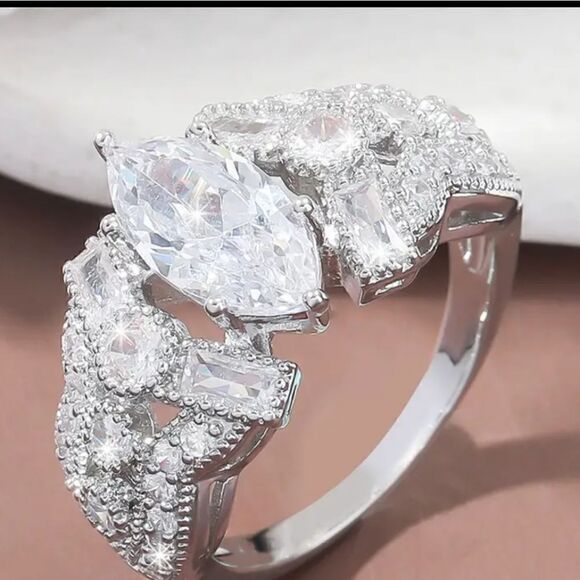 White zircon ring size 9 - Picture 2 of 10